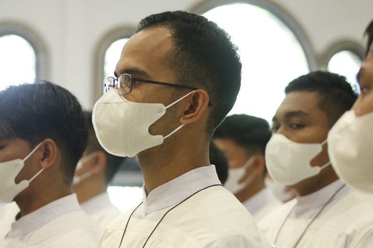 Pelantikan Lektor dan Akolit – STF Seminari Pineleng