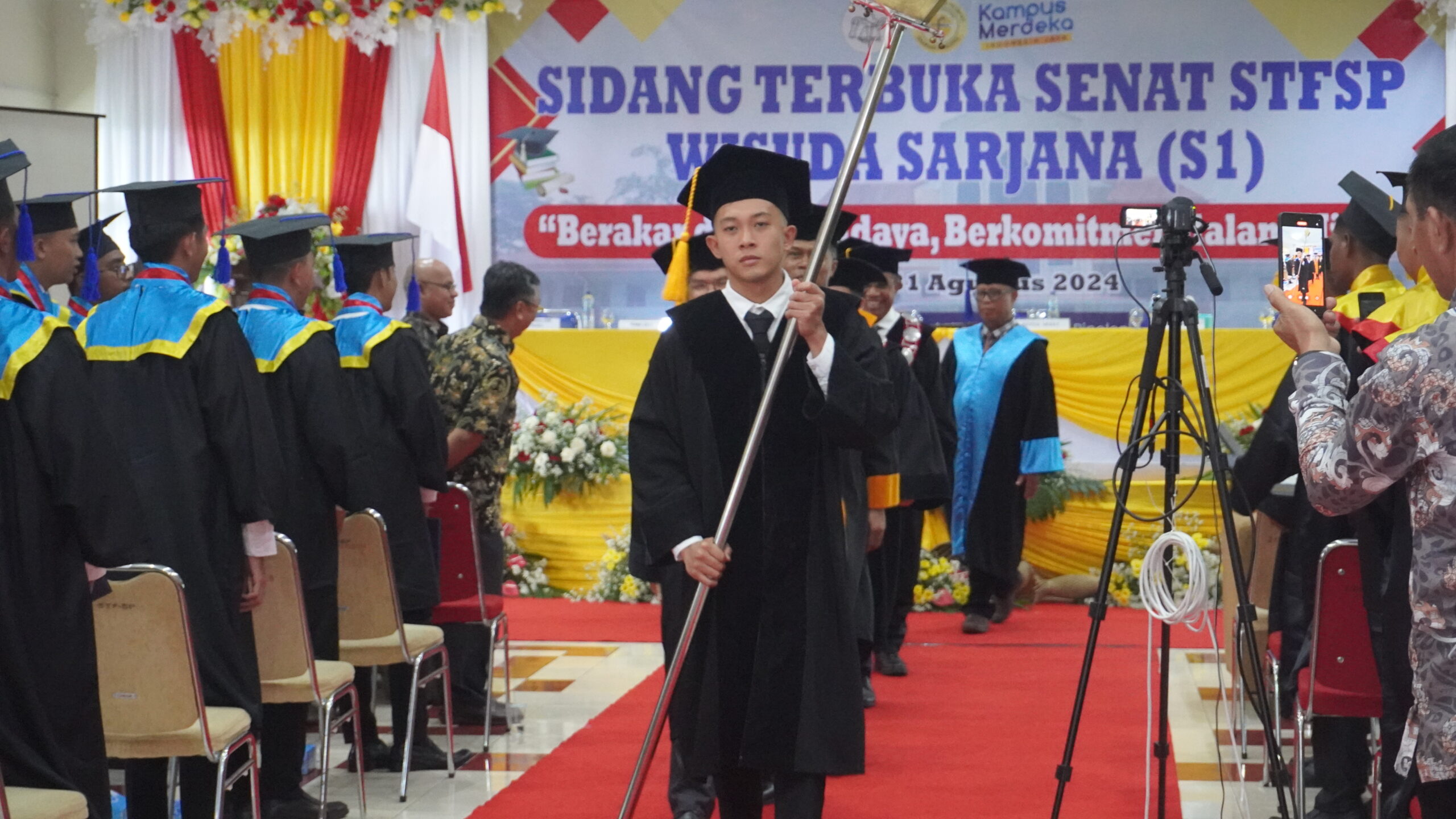 Read more about the article 67 Mahasiswa di Wisuda